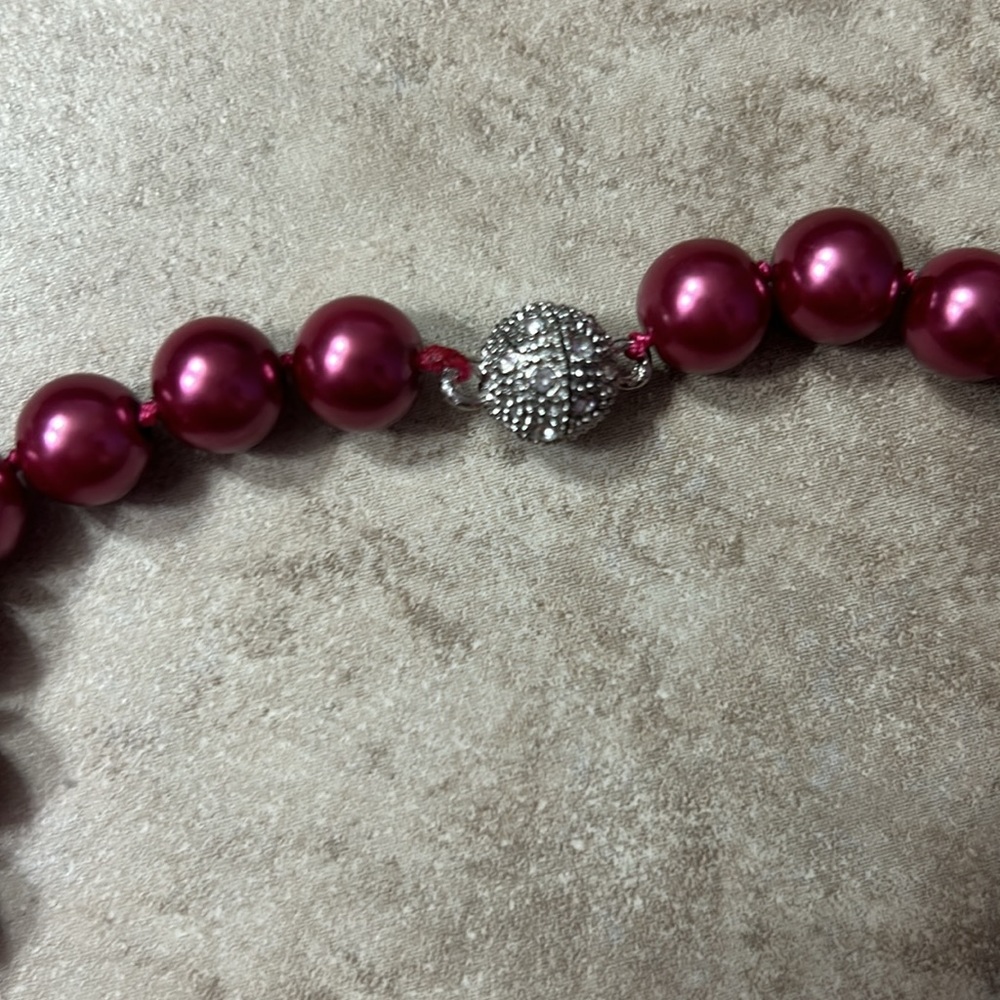Brand new hot pink pearls - Picture 3 of 4